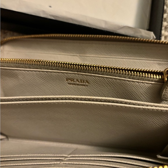 Prada wallet cream authentic - Picture 3 of 5